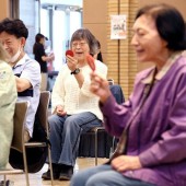 Nhiều người Nhật tham gia lớp học mỉm cười